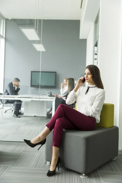 Mujer joven en el teléfono — Foto de Stock