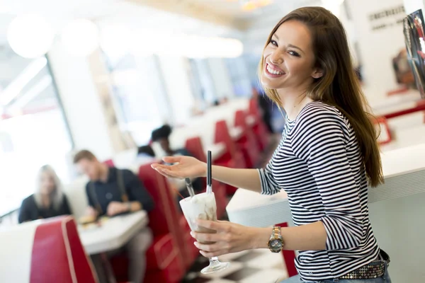 Mujer bebiendo batido — Foto de Stock