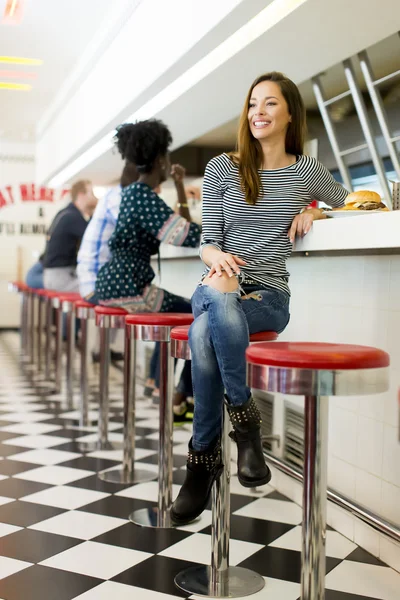 Jonge vrouw bij het diner — Stockfoto