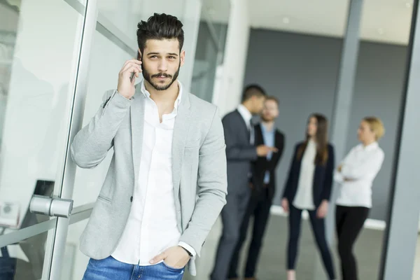 Muž na telefonu v kanceláři — Stock fotografie