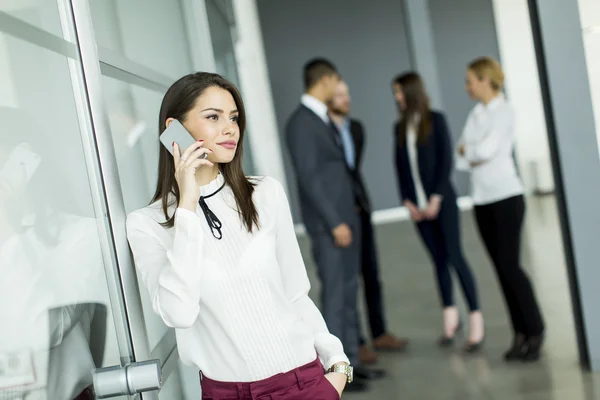 Telefonu olan genç bir kadın. — Stok fotoğraf