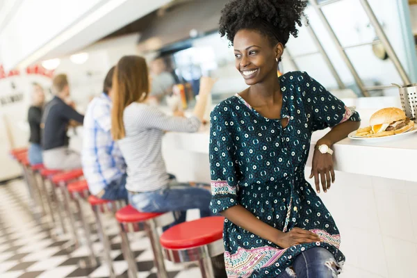 Mujer joven en el restaurante — Foto de Stock