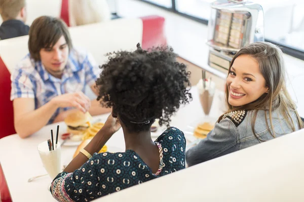 Freunde essen zu Abend — Stockfoto