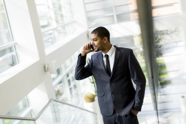 Genç adam bir cep telefonu üzerinde