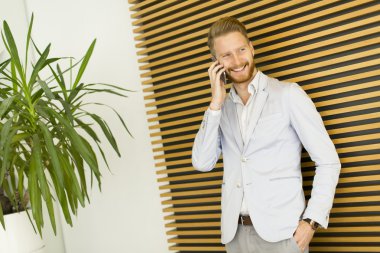 Cep telefonu olan adam.
