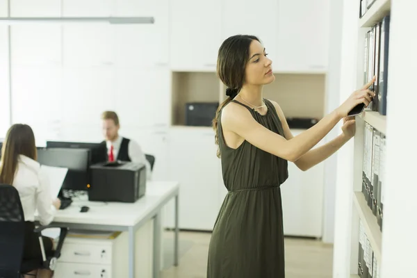 Jonge vrouw in het kantoor — Stockfoto