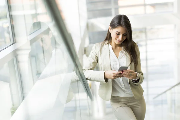 Jonge vrouw met een telefoon — Stockfoto