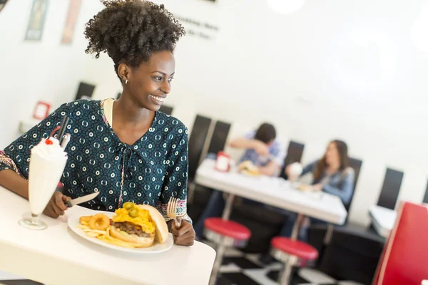 Jonge vrouw bij het diner — Stockfoto