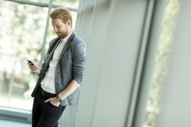 Telefonu olan genç bir adam.