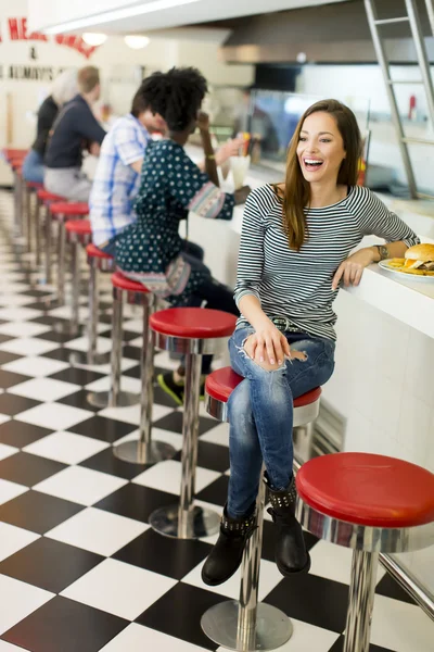 Jonge vrouw bij het diner — Stockfoto