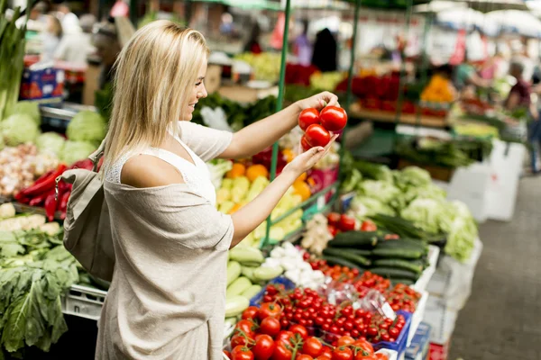 Mujer joven en el mercado —  Fotos de Stock