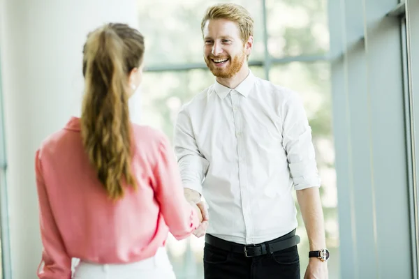 Pareja de negocios en la oficina — Foto de Stock