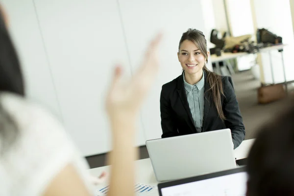 Mujeres jóvenes en la oficina — Foto de Stock