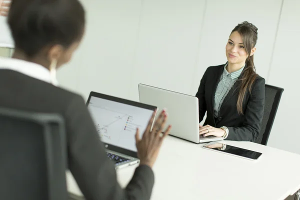 Mujeres jóvenes en la oficina — Foto de Stock