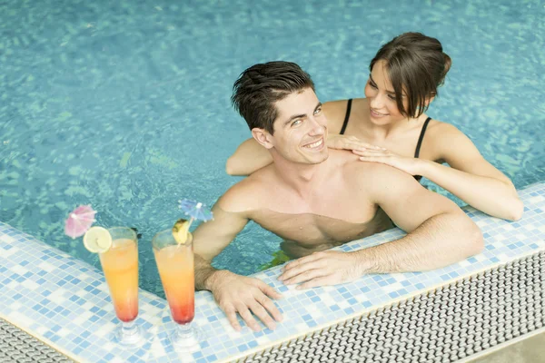 Jovem casal na piscina — Fotografia de Stock