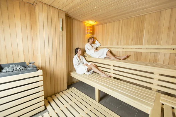 Vrouwen ontspannen in de sauna — Stockfoto