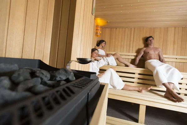 Jovens na sauna — Fotografia de Stock