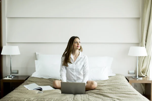 Donna con un computer portatile — Foto Stock