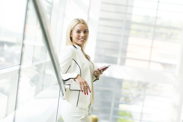 Giovane donna con un telefono — Foto Stock