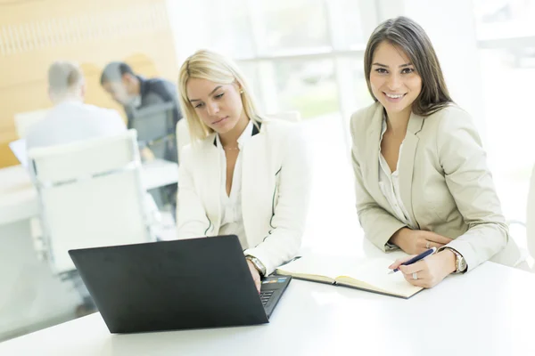 Jonge vrouwen op kantoor — Stockfoto