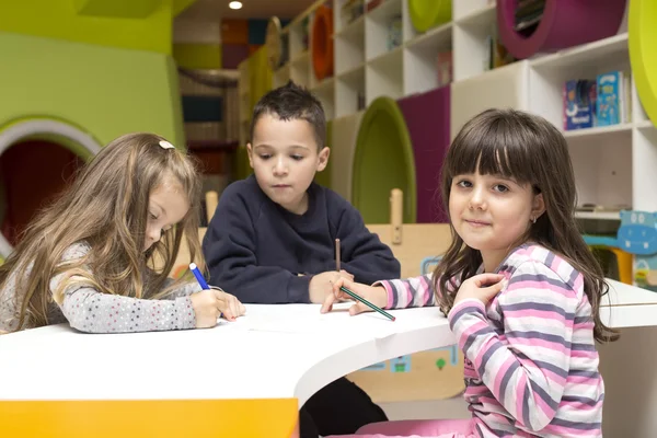 Dessin d'enfants à la salle de jeux — Photo