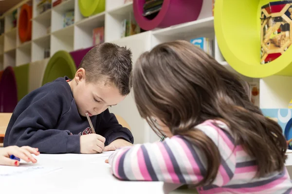 Niños dibujando en la sala de juegos — Foto de Stock