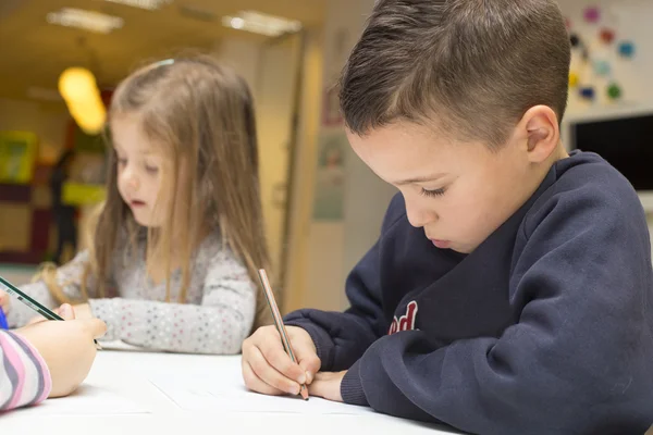 Dessin d'enfants à la salle de jeux — Photo