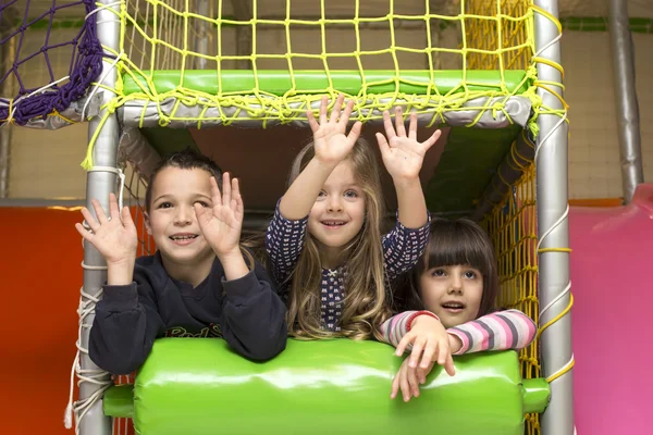 Crianças bonitos no parque infantil — Fotografia de Stock