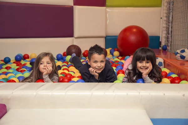 Lindos niños en la sala de juegos — Foto de Stock