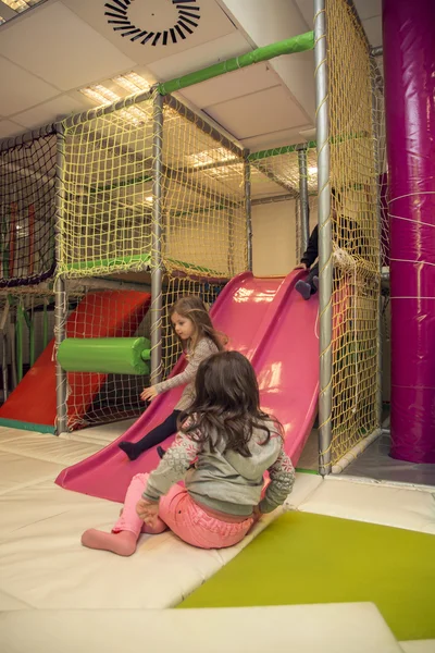 Niedliche Kinder im Spielzimmer — Stockfoto