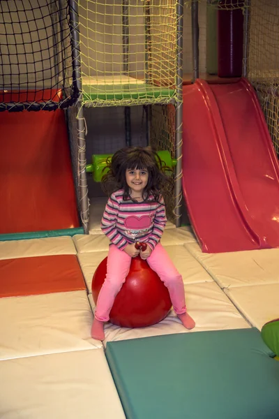 Kleines Mädchen im Spielzimmer — Stockfoto