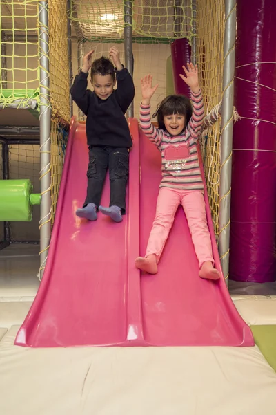 Schattige kinderen in de speelkamer — Stockfoto