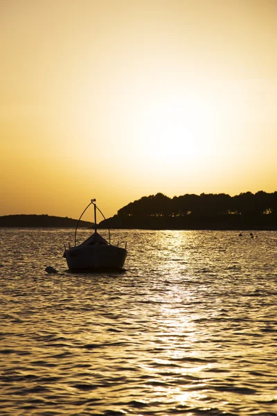 Вид на човен на заході сонця — стокове фото