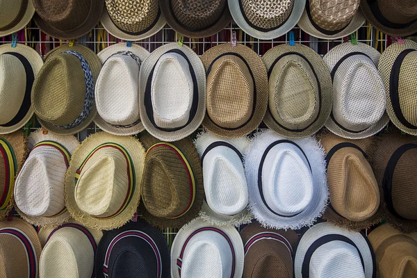 ディスプレイ上の多くの帽子 — ストック写真