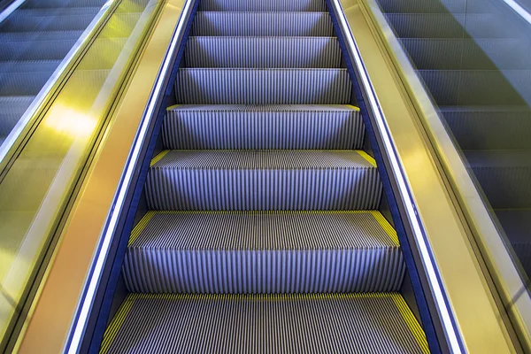 Vista de la escalera de una escalera mecánica — Foto de Stock