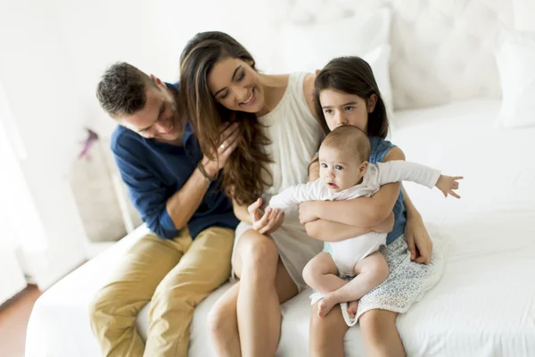 Joven familia feliz —  Fotos de Stock