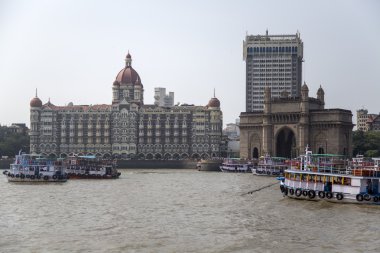 Tekneler Taj Mahal Palace Hotel önünde