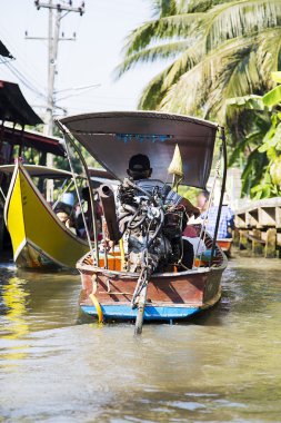 Bangkok yüzen pazarı
