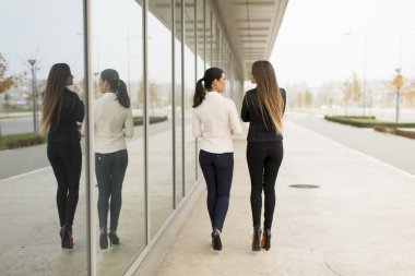 İki kadının yürüyüş