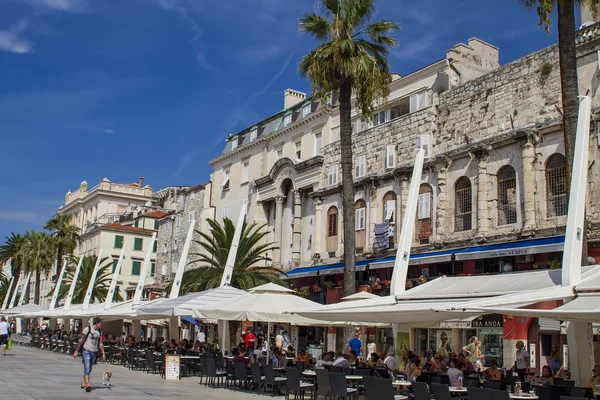 Touristes sur la Riva - promenade maritime — Photo