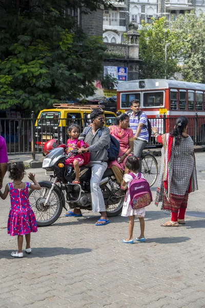 Familia india no identificada monta una moto — Foto de Stock
