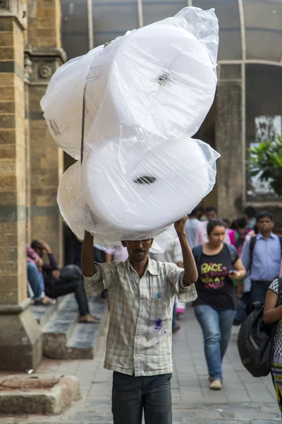 Hombre cargando peso — Foto de Stock