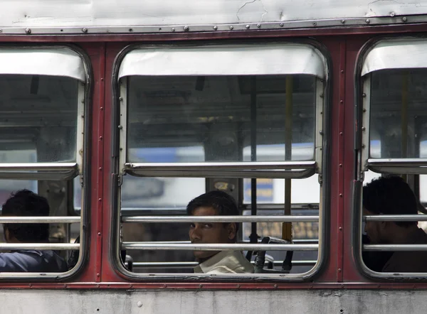 Passagerare i bussen i Mumbai — Stockfoto