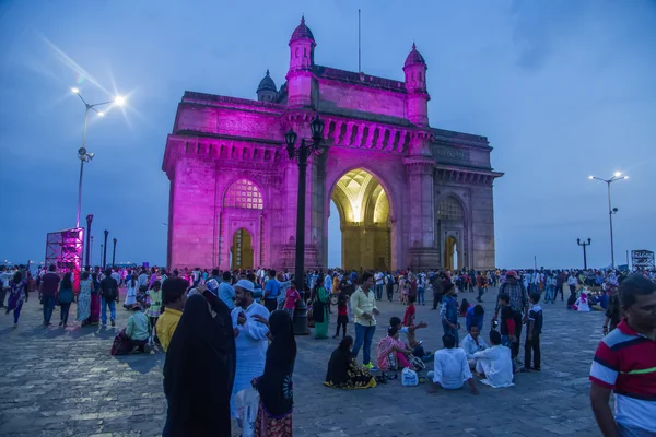 Neznámí lidé před brány v Bombaji — Stock fotografie