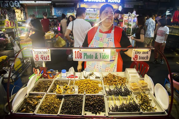 Neznámé ženy prodávají potraviny — Stock fotografie