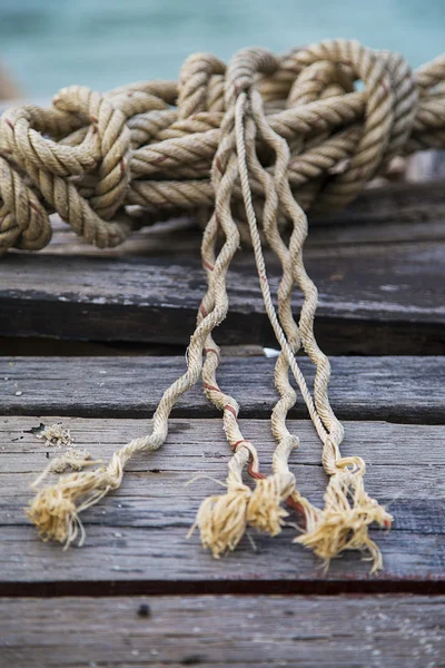 Rope tied on a boat — Stock Photo, Image