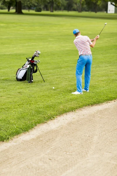 Mann spielt Golf — Stockfoto