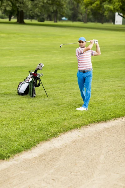 Hombre jugando al golf — Foto de Stock