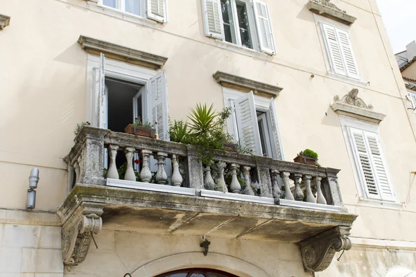 Terrasse d'un vieux bâtiment — Photo