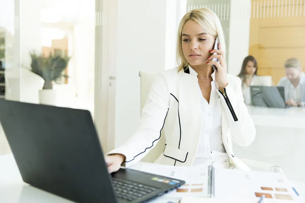 Jonge vrouw in het kantoor — Stockfoto